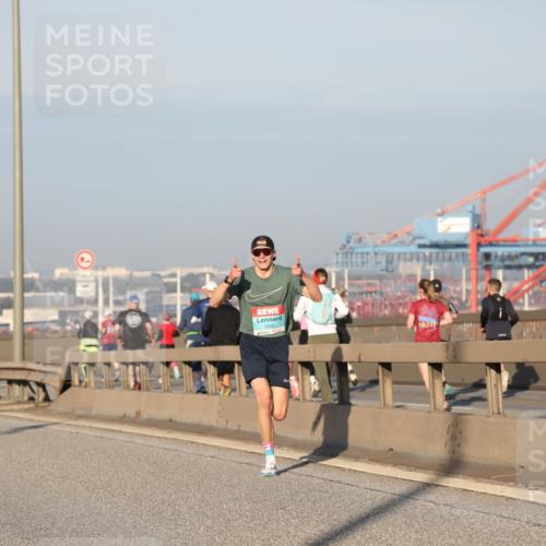 03.10.2025 - Köhlbrandbrückenlauf Yannick Fuchs http://msf.ph/oto/9142317 03.10.2025 08:27:53 Position 2 1008, 2125 meine-sportfotos.de