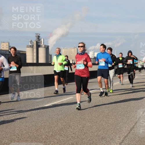 03.10.2025 - Köhlbrandbrückenlauf Lena Gebhardt http://msf.ph/oto/9142361 03.10.2025 10:00:14 Position 2 4, 1746, 3839 meine-sportfotos.de