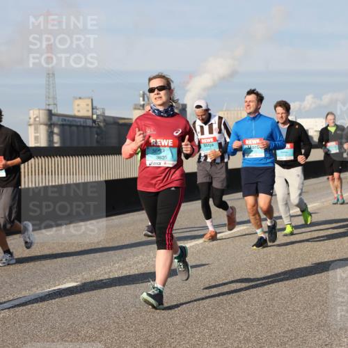 03.10.2025 - Köhlbrandbrückenlauf Lena Gebhardt http://msf.ph/oto/9142390 03.10.2025 10:00:15 Position 2 3839 meine-sportfotos.de