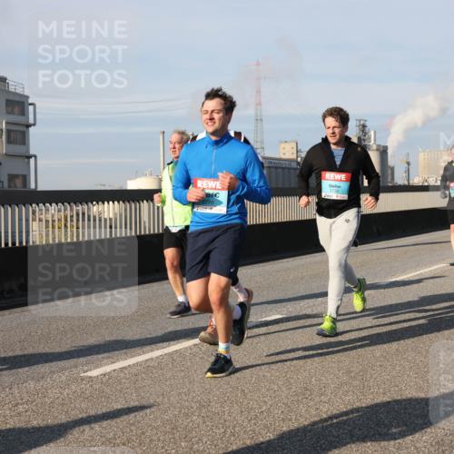 03.10.2025 - Köhlbrandbrückenlauf Lena Gebhardt http://msf.ph/oto/9142432 03.10.2025 10:00:17 Position 2 2770, 3732 meine-sportfotos.de