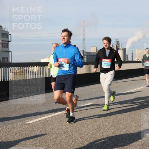 03.10.2025 - Köhlbrandbrückenlauf Lena Gebhardt http://msf.ph/oto/9142434 03.10.2025 10:00:17 Position 2 2770, 3732 meine-sportfotos.de