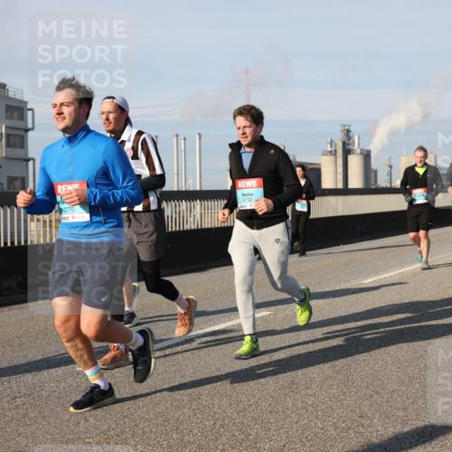 03.10.2025 - Köhlbrandbrückenlauf Lena Gebhardt http://msf.ph/oto/9142444 03.10.2025 10:00:17 Position 2 2770, 3732 meine-sportfotos.de