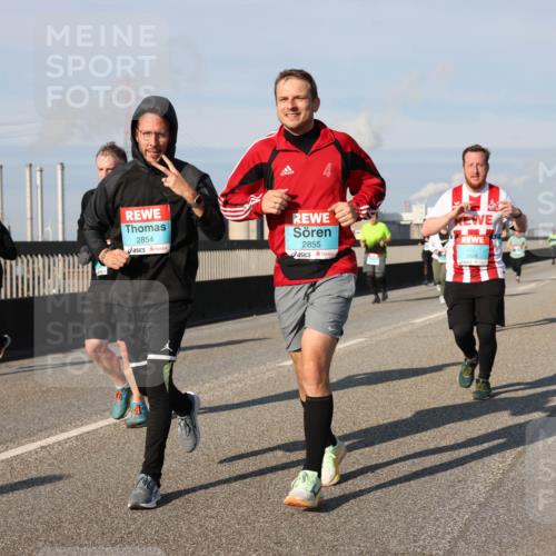 03.10.2025 - Köhlbrandbrückenlauf Lena Gebhardt http://msf.ph/oto/9142480 03.10.2025 10:00:19 Position 2 2854, 2855, 3828 meine-sportfotos.de