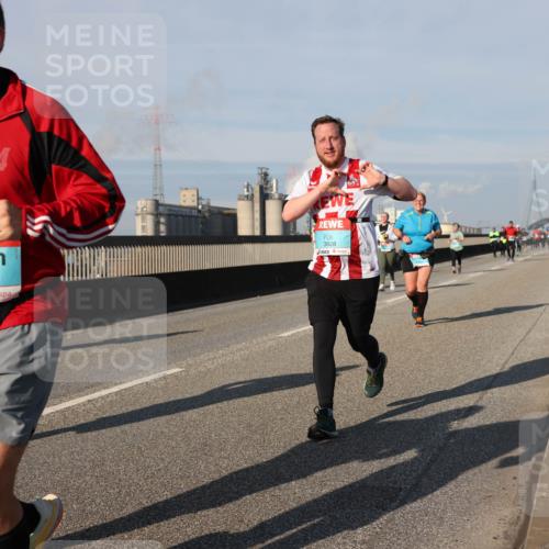 03.10.2025 - Köhlbrandbrückenlauf Lena Gebhardt http://msf.ph/oto/9142498 03.10.2025 10:00:20 Position 2 2180, 2855, 3828 meine-sportfotos.de