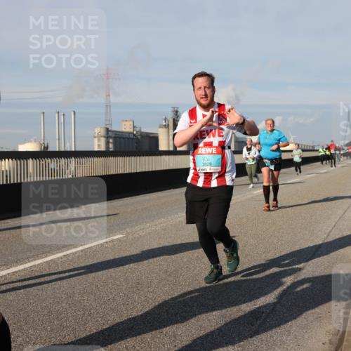 03.10.2025 - Köhlbrandbrückenlauf Lena Gebhardt http://msf.ph/oto/9142507 03.10.2025 10:00:21 Position 2 55, 3828 meine-sportfotos.de