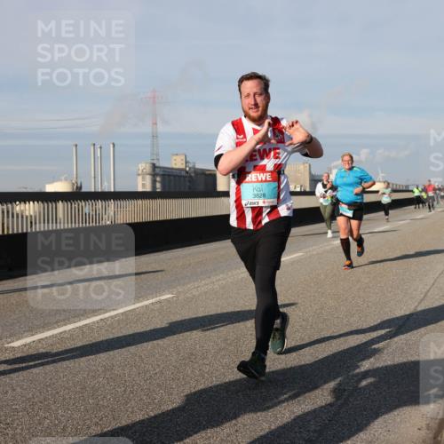 03.10.2025 - Köhlbrandbrückenlauf Lena Gebhardt http://msf.ph/oto/9142516 03.10.2025 10:00:21 Position 2 3828 meine-sportfotos.de