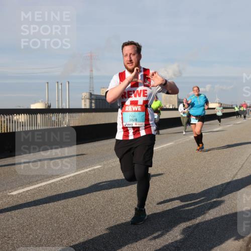 03.10.2025 - Köhlbrandbrückenlauf Lena Gebhardt http://msf.ph/oto/9142526 03.10.2025 10:00:21 Position 2 3828 meine-sportfotos.de