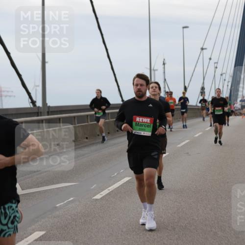03.10.2025 - Köhlbrandbrückenlauf Jannik Wohlers http://msf.ph/oto/9142616 03.10.2025 15:43:49 Position 1 7451, 8966 meine-sportfotos.de