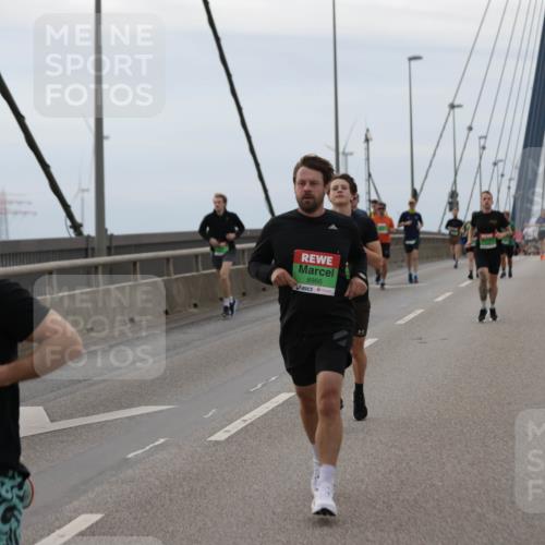 03.10.2025 - Köhlbrandbrückenlauf Jannik Wohlers http://msf.ph/oto/9142618 03.10.2025 15:43:49 Position 1 7451, 8966 meine-sportfotos.de