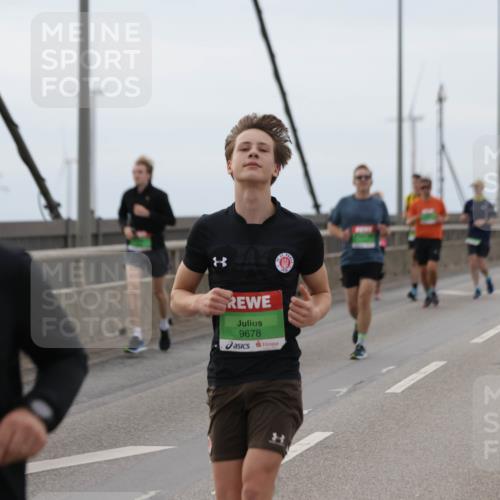 03.10.2025 - Köhlbrandbrückenlauf Jannik Wohlers http://msf.ph/oto/9142641 03.10.2025 15:43:50 Position 1 8060, 9678 meine-sportfotos.de
