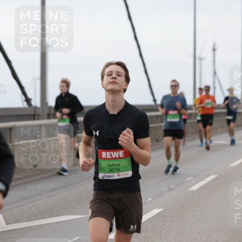 03.10.2025 - Köhlbrandbrückenlauf Jannik Wohlers http://msf.ph/oto/9142647 03.10.2025 15:43:50 Position 1 9678 meine-sportfotos.de