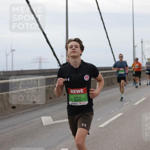03.10.2025 - Köhlbrandbrückenlauf Jannik Wohlers http://msf.ph/oto/9142662 03.10.2025 15:43:50 Position 1 9678 meine-sportfotos.de