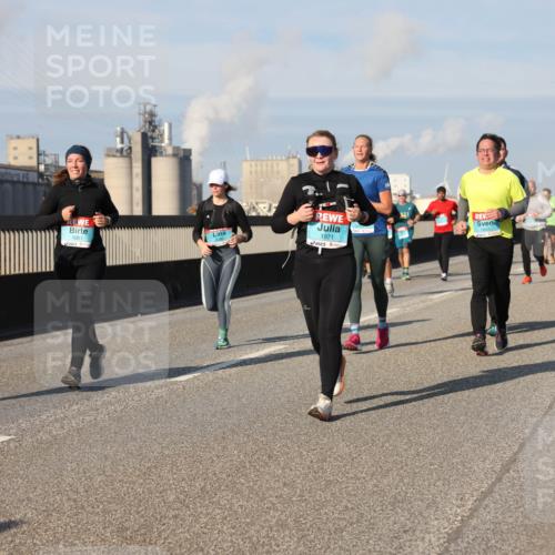 03.10.2025 - Köhlbrandbrückenlauf Lena Gebhardt http://msf.ph/oto/9142717 03.10.2025 10:00:35 Position 2 2674, 1051, 1971, 1225 meine-sportfotos.de