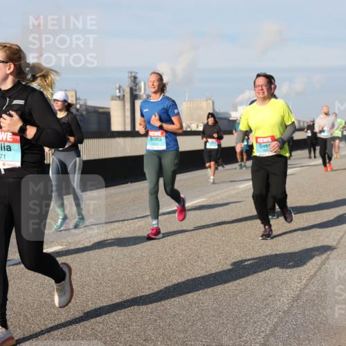 03.10.2025 - Köhlbrandbrückenlauf Lena Gebhardt http://msf.ph/oto/9142760 03.10.2025 10:00:37 Position 2 1971 meine-sportfotos.de
