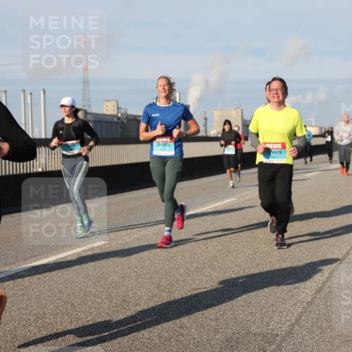 03.10.2025 - Köhlbrandbrückenlauf Lena Gebhardt http://msf.ph/oto/9142768 03.10.2025 10:00:38 Position 2 1971, 663 meine-sportfotos.de