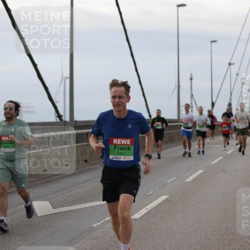 03.10.2025 - Köhlbrandbrückenlauf Jannik Wohlers http://msf.ph/oto/9142799 03.10.2025 15:44:05 Position 1 7601 meine-sportfotos.de