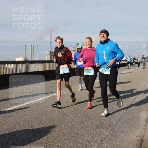 03.10.2025 - Köhlbrandbrückenlauf Lena Gebhardt http://msf.ph/oto/9142940 03.10.2025 10:00:49 Position 2 3635, 3783, 3636 meine-sportfotos.de