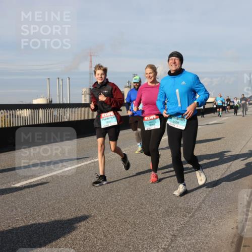 03.10.2025 - Köhlbrandbrückenlauf Lena Gebhardt http://msf.ph/oto/9142945 03.10.2025 10:00:49 Position 2 3635, 3783, 3636 meine-sportfotos.de