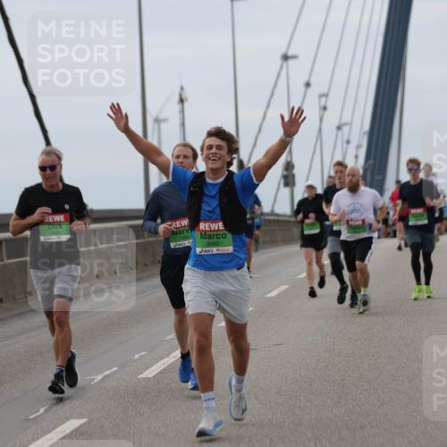 03.10.2025 - Köhlbrandbrückenlauf Jannik Wohlers http://msf.ph/oto/9143025 03.10.2025 15:44:18 Position 1 7345, 74941, 8082 meine-sportfotos.de