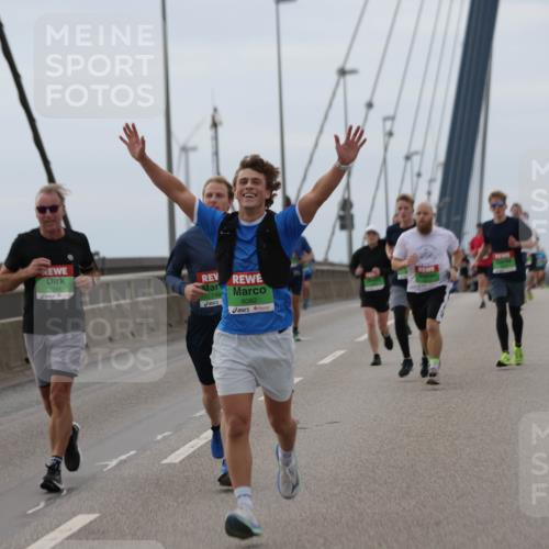 03.10.2025 - Köhlbrandbrückenlauf Jannik Wohlers http://msf.ph/oto/9143027 03.10.2025 15:44:18 Position 1 7345, 749, 8082 meine-sportfotos.de