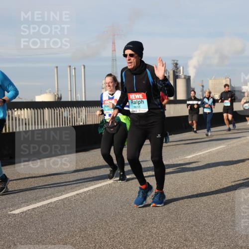 03.10.2025 - Köhlbrandbrückenlauf Lena Gebhardt http://msf.ph/oto/9143103 03.10.2025 10:00:59 Position 2 1740, 2023, 3116, 2024 meine-sportfotos.de