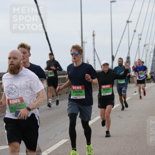 03.10.2025 - Köhlbrandbrückenlauf Jannik Wohlers http://msf.ph/oto/9143108 03.10.2025 15:44:22 Position 1 220, 9475, 8064 meine-sportfotos.de