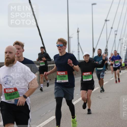 03.10.2025 - Köhlbrandbrückenlauf Jannik Wohlers http://msf.ph/oto/9143109 03.10.2025 15:44:23 Position 1 9213, 9475, 8064 meine-sportfotos.de