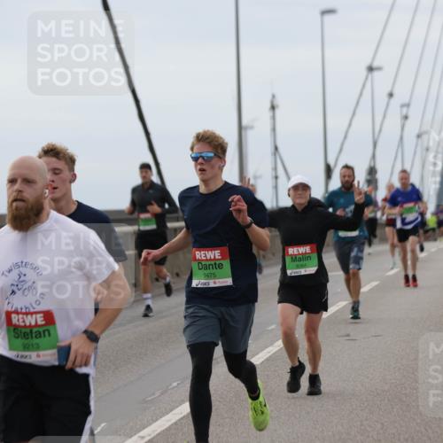 03.10.2025 - Köhlbrandbrückenlauf Jannik Wohlers http://msf.ph/oto/9143112 03.10.2025 15:44:23 Position 1 9213, 9475, 8064 meine-sportfotos.de