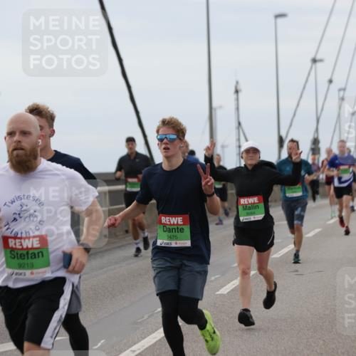 03.10.2025 - Köhlbrandbrückenlauf Jannik Wohlers http://msf.ph/oto/9143117 03.10.2025 15:44:23 Position 1 9213, 9475, 8064 meine-sportfotos.de