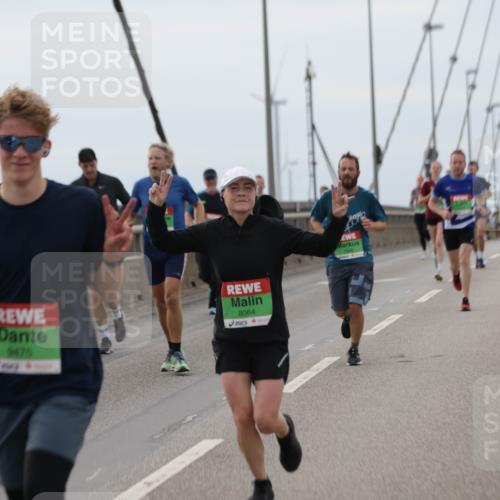 03.10.2025 - Köhlbrandbrückenlauf Jannik Wohlers http://msf.ph/oto/9143130 03.10.2025 15:44:23 Position 1 9475, 8064, 7646 meine-sportfotos.de