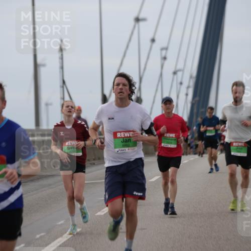 03.10.2025 - Köhlbrandbrückenlauf Jannik Wohlers http://msf.ph/oto/9143211 03.10.2025 15:44:28 Position 1 8099, 8860, 7179, 8199 meine-sportfotos.de