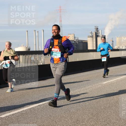 03.10.2025 - Köhlbrandbrückenlauf Lena Gebhardt http://msf.ph/oto/9143228 03.10.2025 10:01:06 Position 2 2200 meine-sportfotos.de