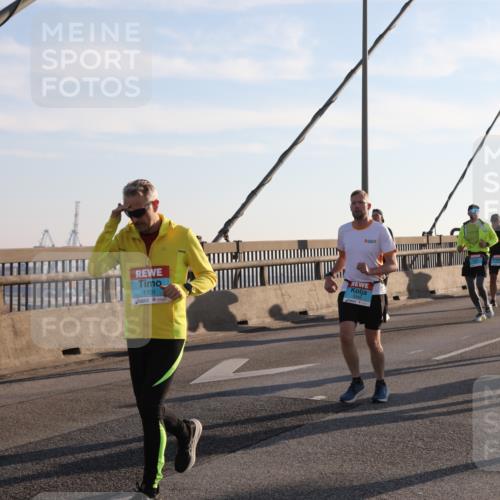 03.10.2025 - Köhlbrandbrückenlauf Yannick Fuchs http://msf.ph/oto/9143348 03.10.2025 08:30:19 Position 2 1701, 3345, 3666 meine-sportfotos.de