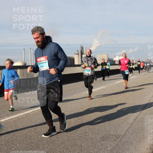 03.10.2025 - Köhlbrandbrückenlauf Lena Gebhardt http://msf.ph/oto/9143350 03.10.2025 10:01:12 Position 2 1561, 1562 meine-sportfotos.de