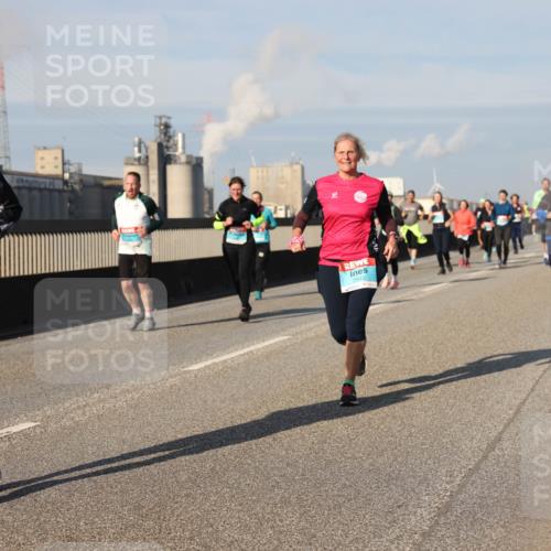 03.10.2025 - Köhlbrandbrückenlauf Lena Gebhardt http://msf.ph/oto/9143378 03.10.2025 10:01:13 Position 2 1669, 2943 meine-sportfotos.de