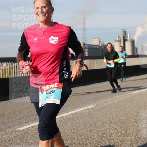 03.10.2025 - Köhlbrandbrückenlauf Lena Gebhardt http://msf.ph/oto/9143410 03.10.2025 10:01:15 Position 2 2943 meine-sportfotos.de