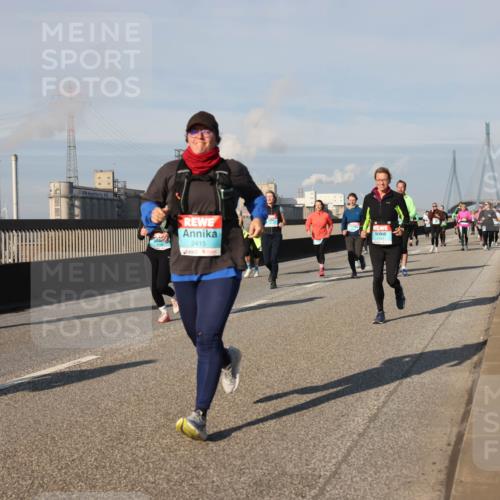 03.10.2025 - Köhlbrandbrückenlauf Lena Gebhardt http://msf.ph/oto/9143435 03.10.2025 10:01:18 Position 2 55, 2415 meine-sportfotos.de