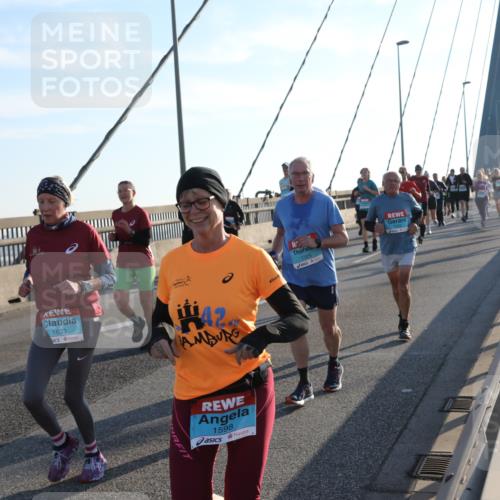 03.10.2025 - Köhlbrandbrückenlauf Yannick Fuchs http://msf.ph/oto/9143477 03.10.2025 08:30:29 Position 2 1633, 42, 1598, 1325 meine-sportfotos.de