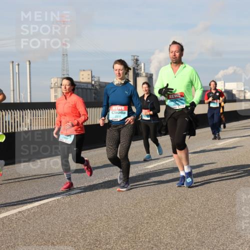 03.10.2025 - Köhlbrandbrückenlauf Lena Gebhardt http://msf.ph/oto/9143506 03.10.2025 10:01:22 Position 2 2918, 2916, 2917 meine-sportfotos.de