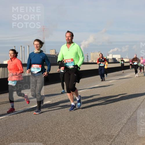 03.10.2025 - Köhlbrandbrückenlauf Lena Gebhardt http://msf.ph/oto/9143521 03.10.2025 10:01:22 Position 2 2918, 2916, 2917 meine-sportfotos.de