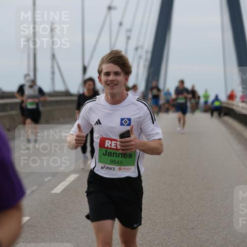 03.10.2025 - Köhlbrandbrückenlauf Jannik Wohlers http://msf.ph/oto/9143587 03.10.2025 15:44:56 Position 1 9543 meine-sportfotos.de