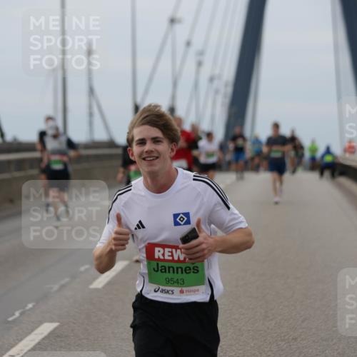 03.10.2025 - Köhlbrandbrückenlauf Jannik Wohlers http://msf.ph/oto/9143593 03.10.2025 15:44:56 Position 1 9543 meine-sportfotos.de