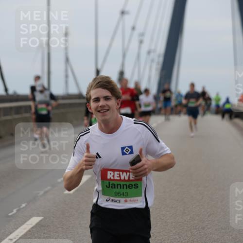 03.10.2025 - Köhlbrandbrückenlauf Jannik Wohlers http://msf.ph/oto/9143596 03.10.2025 15:44:56 Position 1 9543 meine-sportfotos.de
