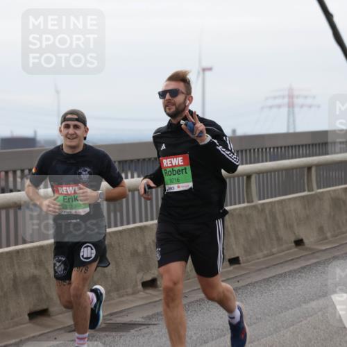 03.10.2025 - Köhlbrandbrückenlauf Jannik Wohlers http://msf.ph/oto/9143605 03.10.2025 15:44:58 Position 1 53, 7112, 1982, 1978, 9216 meine-sportfotos.de