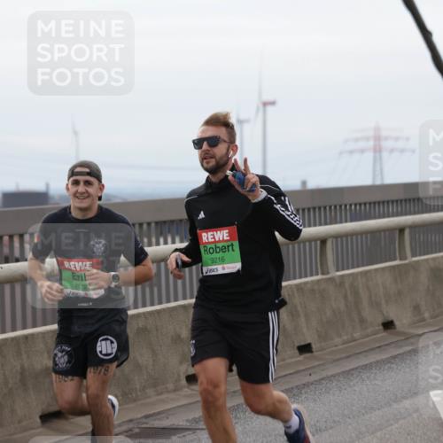 03.10.2025 - Köhlbrandbrückenlauf Jannik Wohlers http://msf.ph/oto/9143607 03.10.2025 15:44:58 Position 1 1982, 7112, 9216, 1978 meine-sportfotos.de