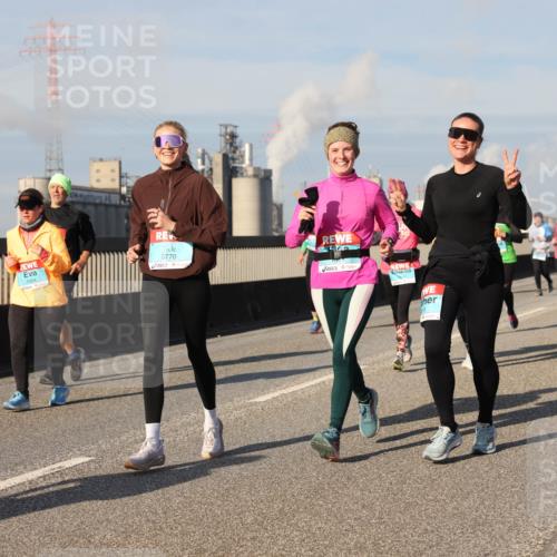 03.10.2025 - Köhlbrandbrückenlauf Lena Gebhardt http://msf.ph/oto/9143608 03.10.2025 10:01:27 Position 2 3770, 1994 meine-sportfotos.de