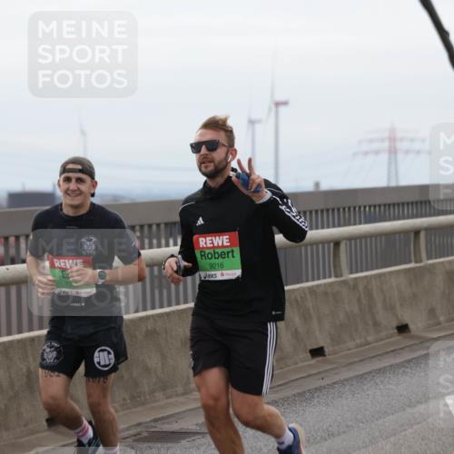 03.10.2025 - Köhlbrandbrückenlauf Jannik Wohlers http://msf.ph/oto/9143610 03.10.2025 15:44:58 Position 1 9216, 1902, 1978 meine-sportfotos.de