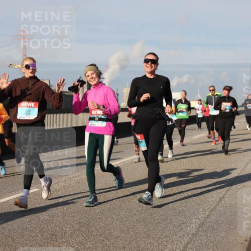 03.10.2025 - Köhlbrandbrückenlauf Lena Gebhardt http://msf.ph/oto/9143616 03.10.2025 10:01:28 Position 2 3770 meine-sportfotos.de