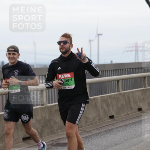 03.10.2025 - Köhlbrandbrückenlauf Jannik Wohlers http://msf.ph/oto/9143617 03.10.2025 15:44:58 Position 1 7112, 9216, 1982, 978 meine-sportfotos.de