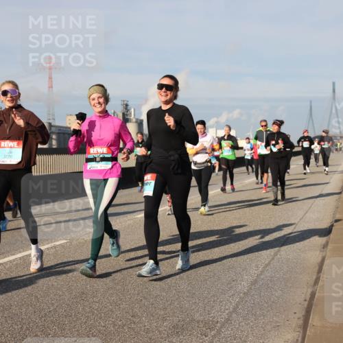 03.10.2025 - Köhlbrandbrückenlauf Lena Gebhardt http://msf.ph/oto/9143619 03.10.2025 10:01:28 Position 2 3770, 415 meine-sportfotos.de